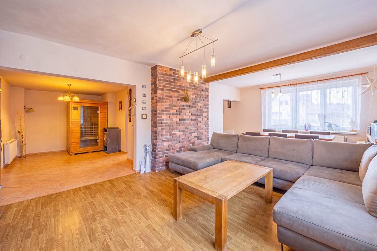 Prodej rodinného domu 220 m², pozemek 996 m² – fotografie 3