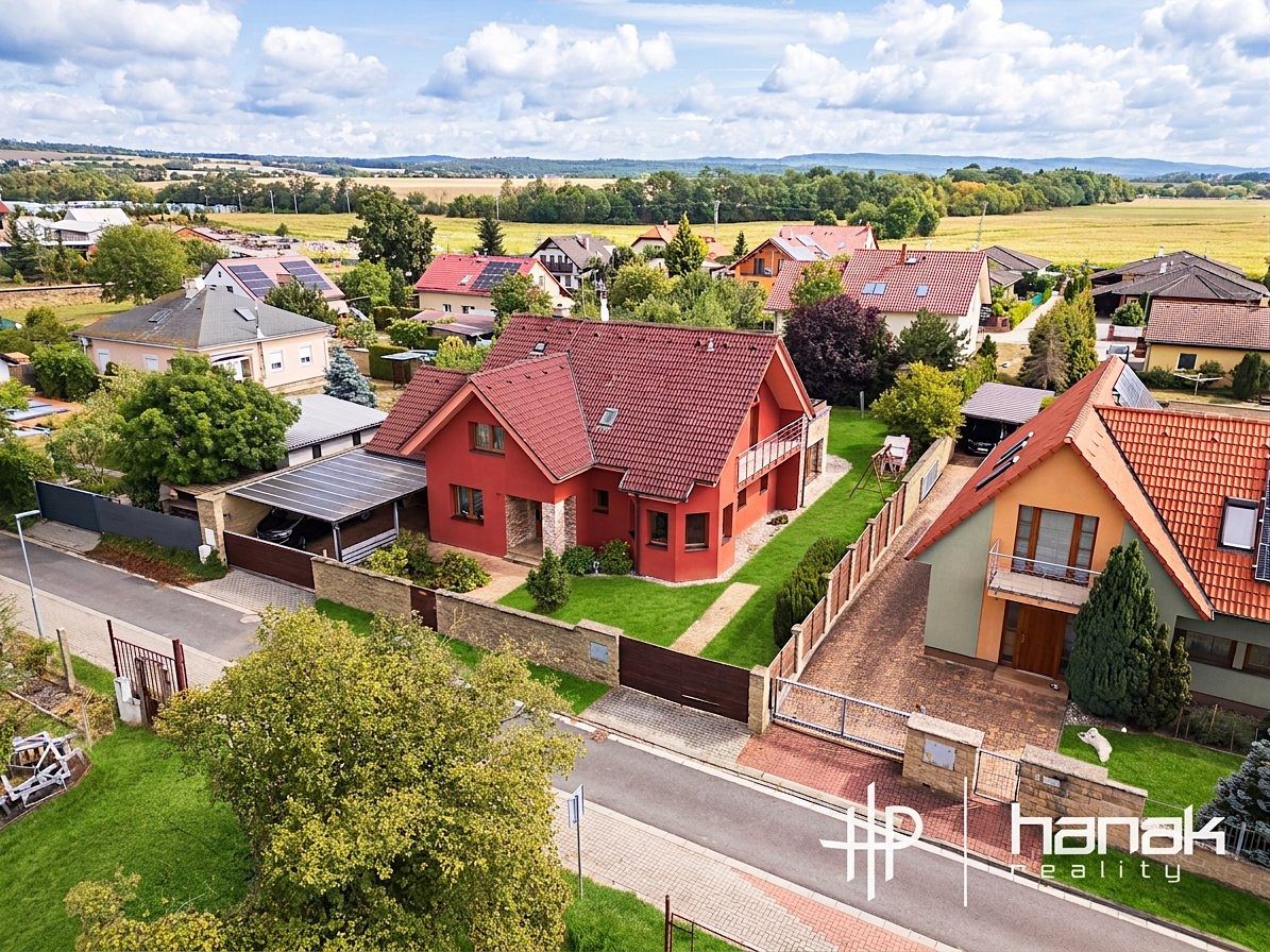 Prodej rodinného domu 262 m², pozemek 963 m² – fotografie 2