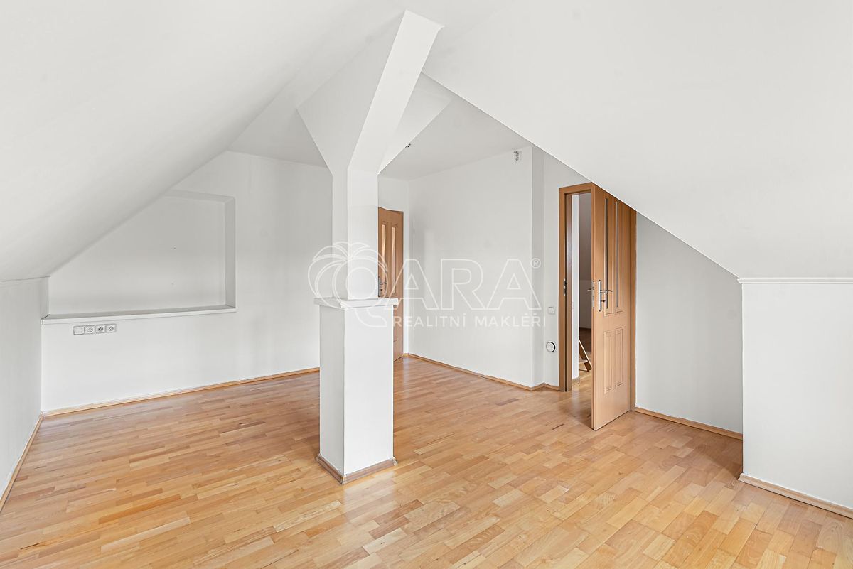 Prodej rodinného domu 343 m², pozemek 744 m² – fotografie 5