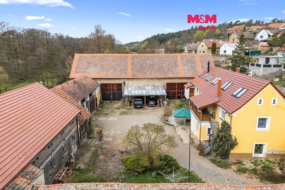 Prodej rodinného domu 380 m², pozemek 18732 m²