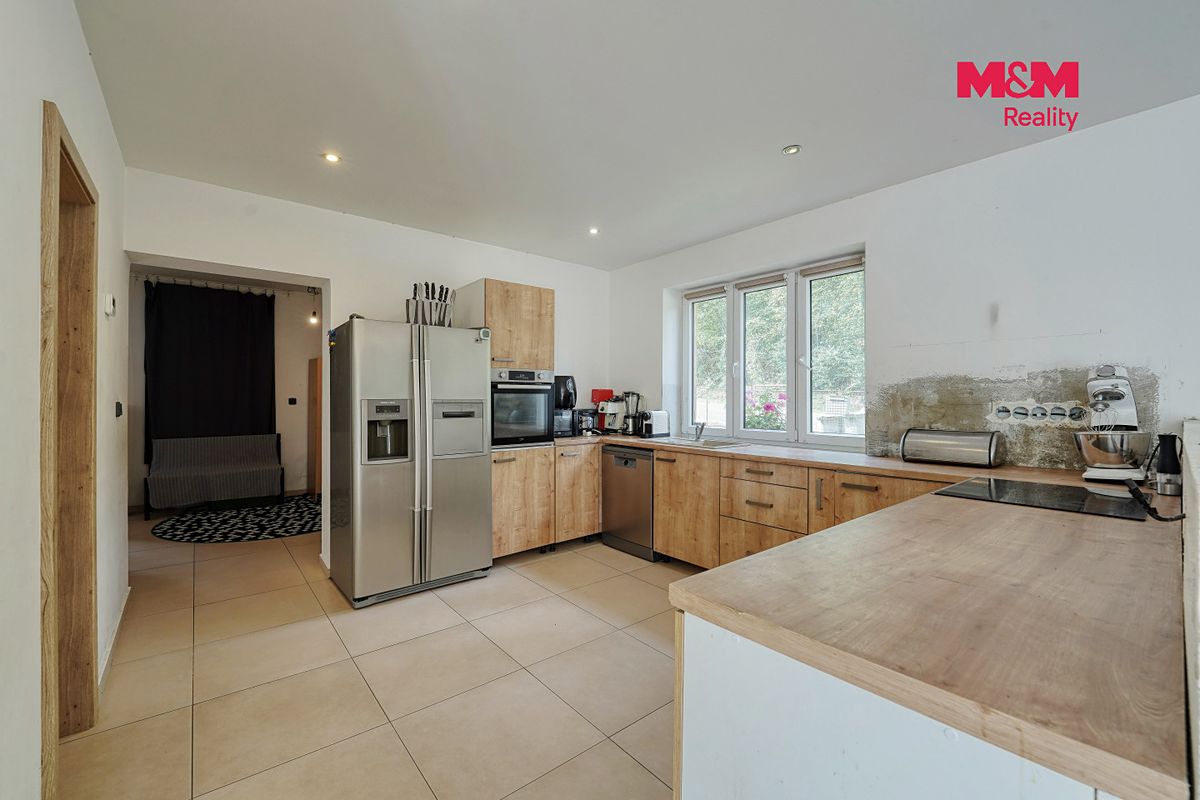 Prodej rodinného domu 280 m², pozemek 1025 m² – fotografie 4