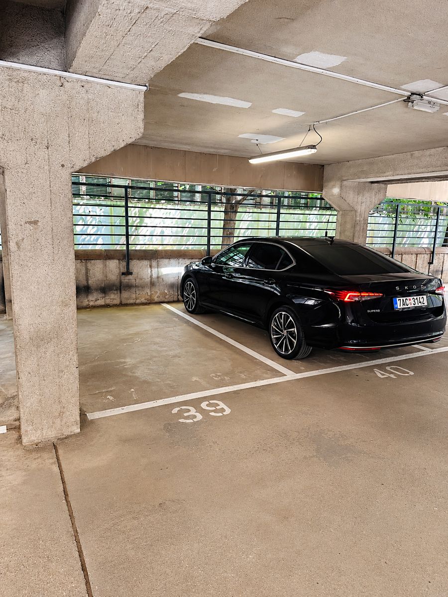 Pronájem garážového stání 14 m²