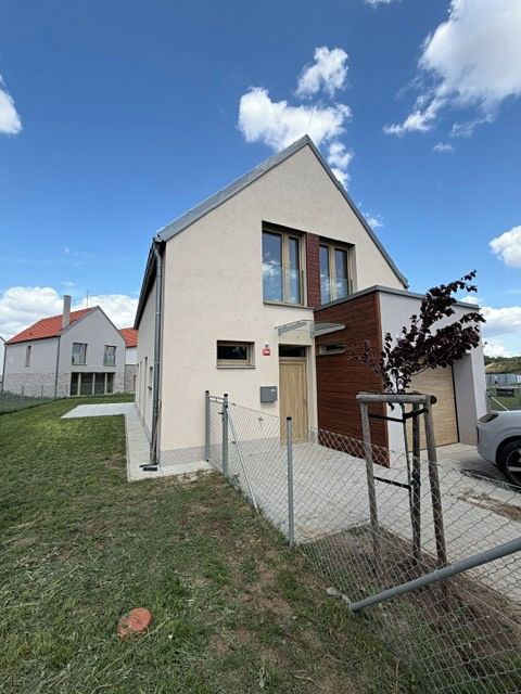 Pronájem rodinného domu 137 m², pozemek 338 m² – fotografie 2