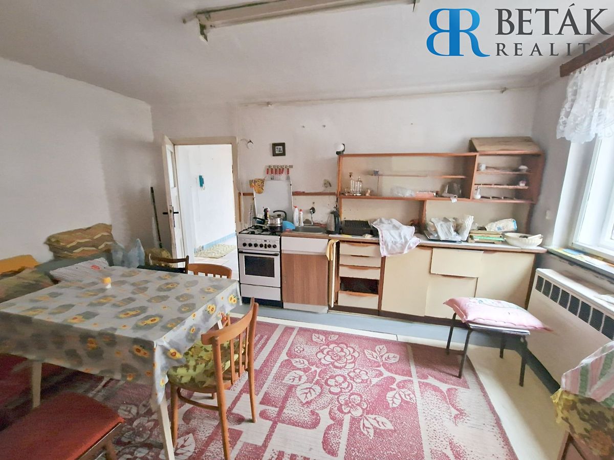 Prodej rodinného domu 200 m², pozemek 692 m² – fotografie 2