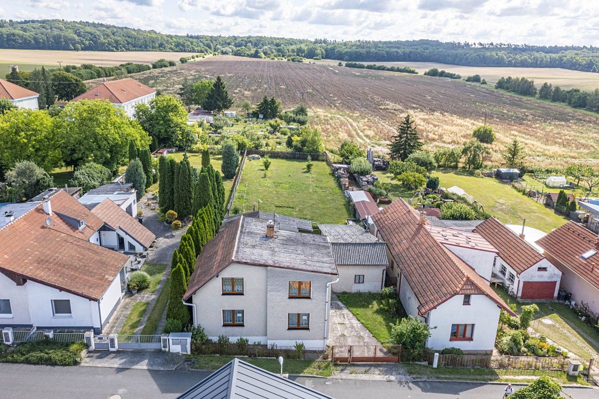 Prodej rodinného domu 200 m², pozemek 1338 m² – fotografie 2