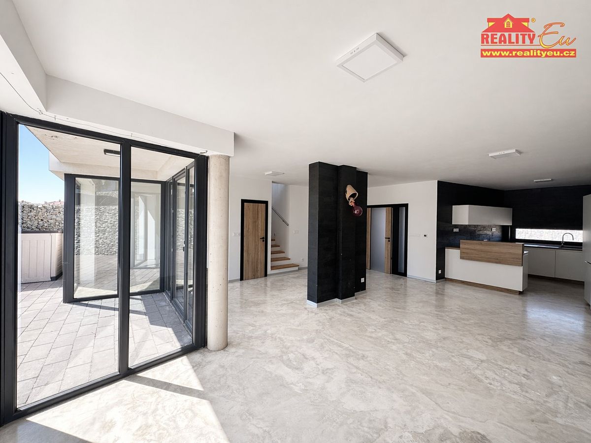 Pronájem rodinného domu 181 m², pozemek 261 m² – fotografie 3