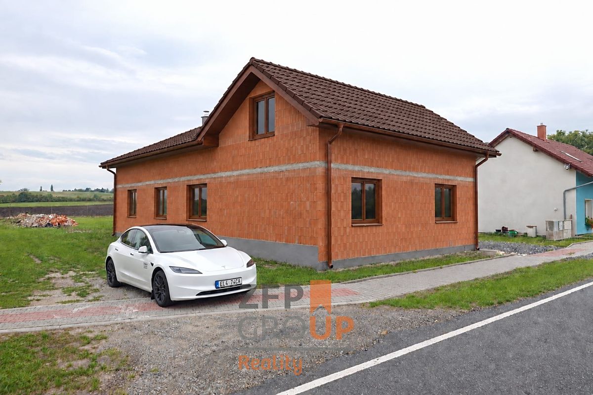 Prodej rodinného domu 262 m², pozemek 952 m² – fotografie 2