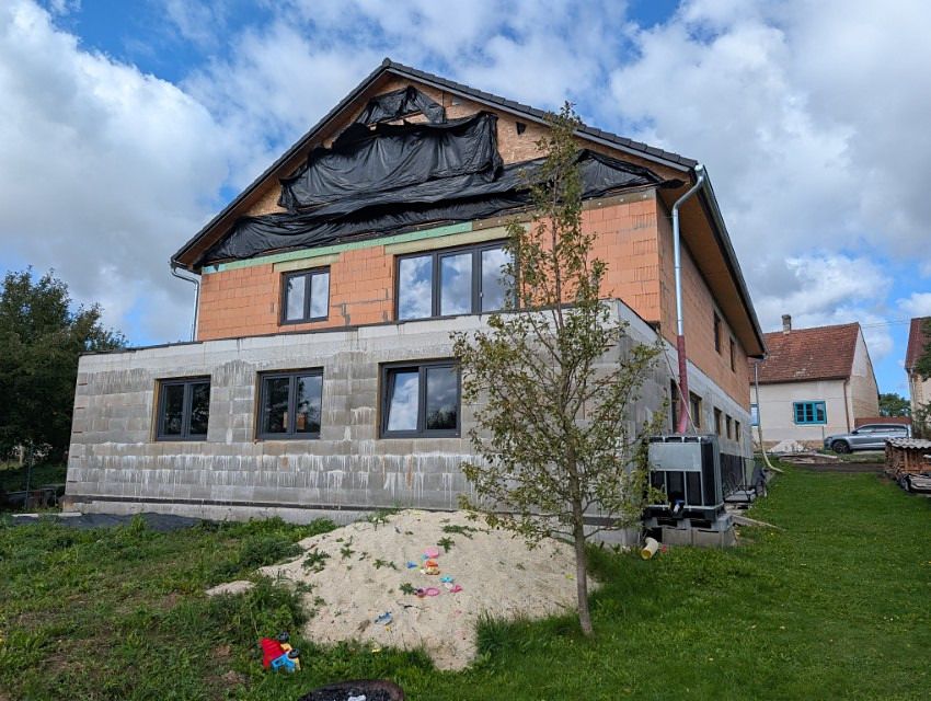 Prodej rodinného domu 401 m², pozemek 1072 m² – fotografie 2