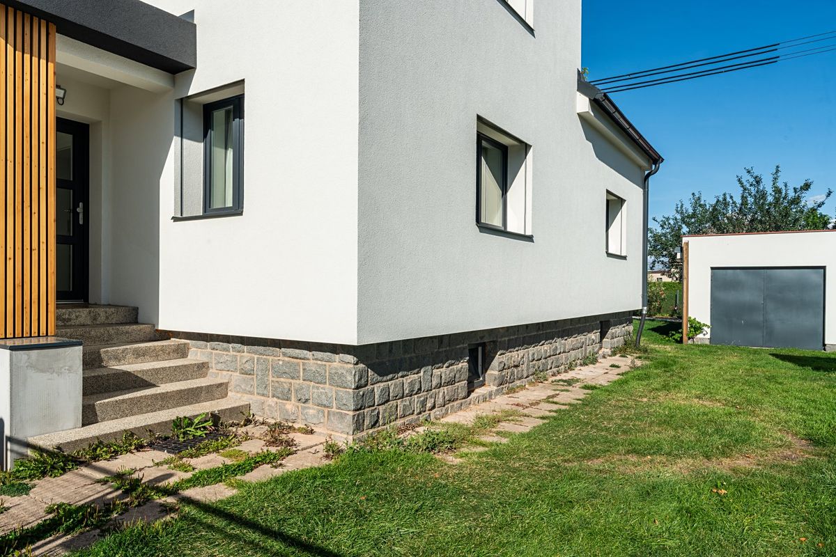 Prodej rodinného domu 161 m², pozemek 834 m² – fotografie 2