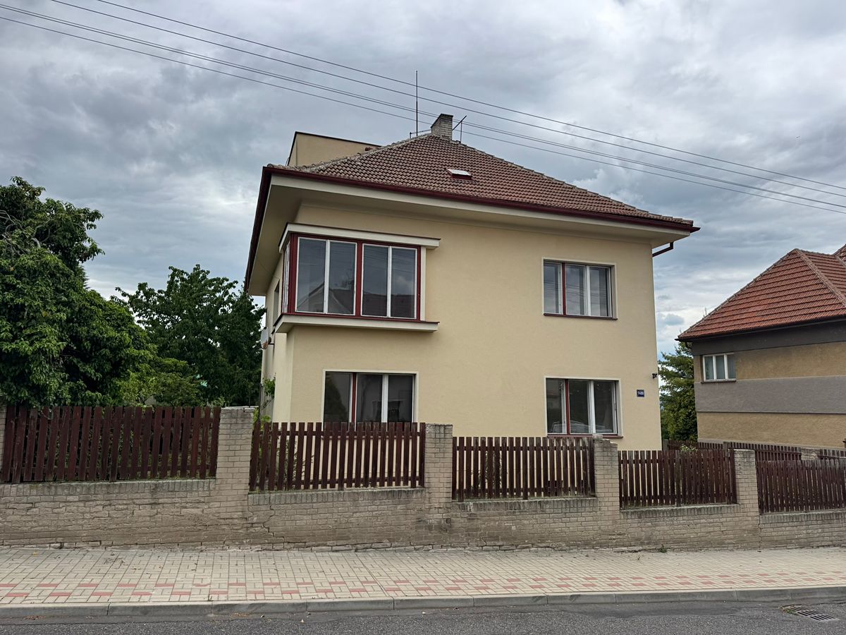 Prodej rodinného domu 320 m², pozemek 700 m² – fotografie 2