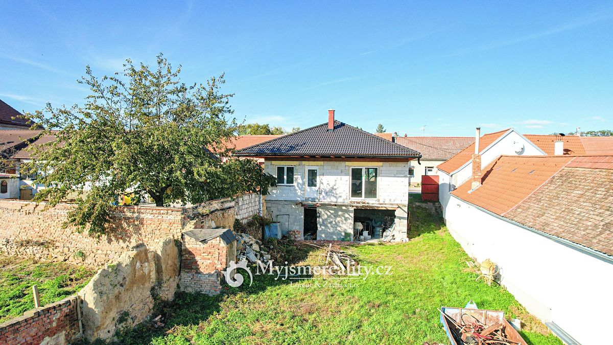 Prodej rodinného domu 130 m², pozemek 918 m² – fotografie 2