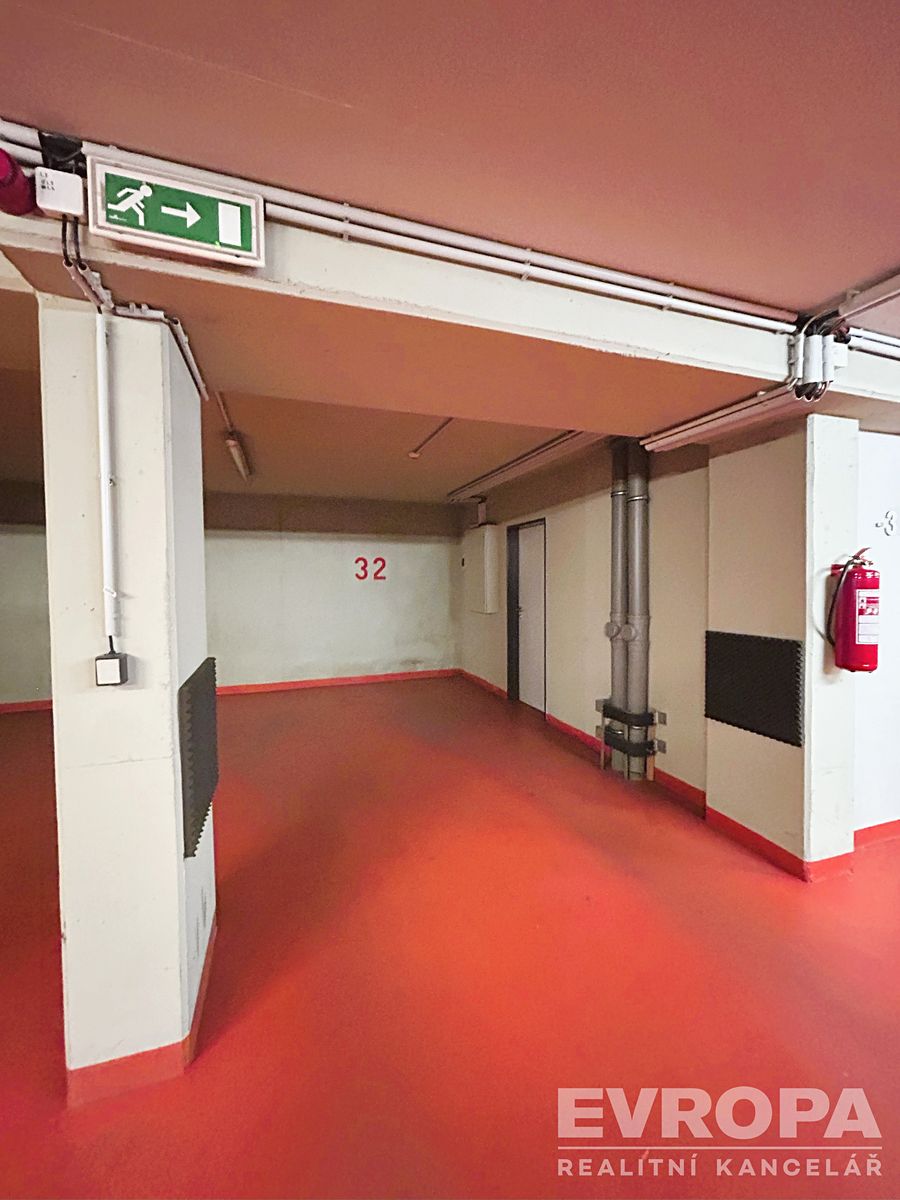 Pronájem garážového stání 17 m²
