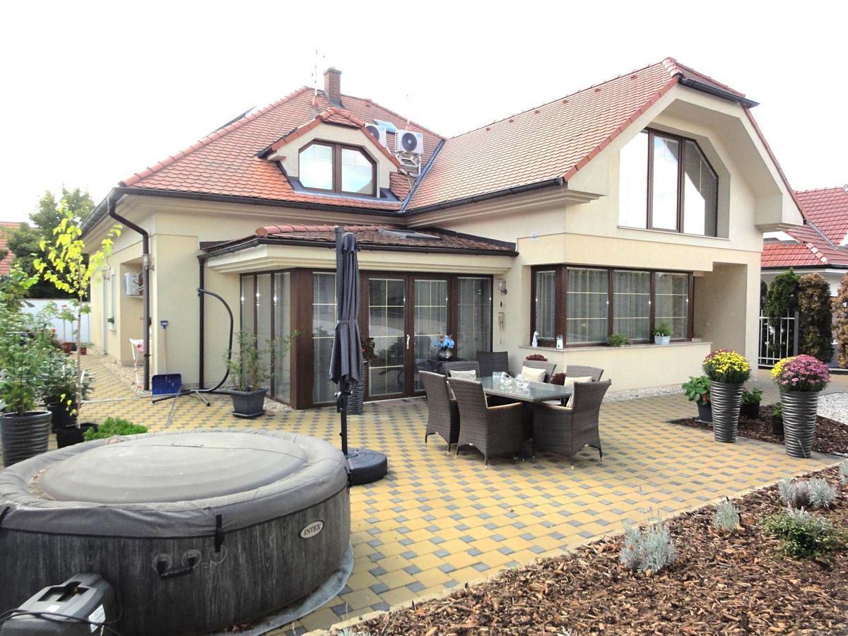Prodej rodinného domu 251 m², pozemek 946 m² – fotografie 2