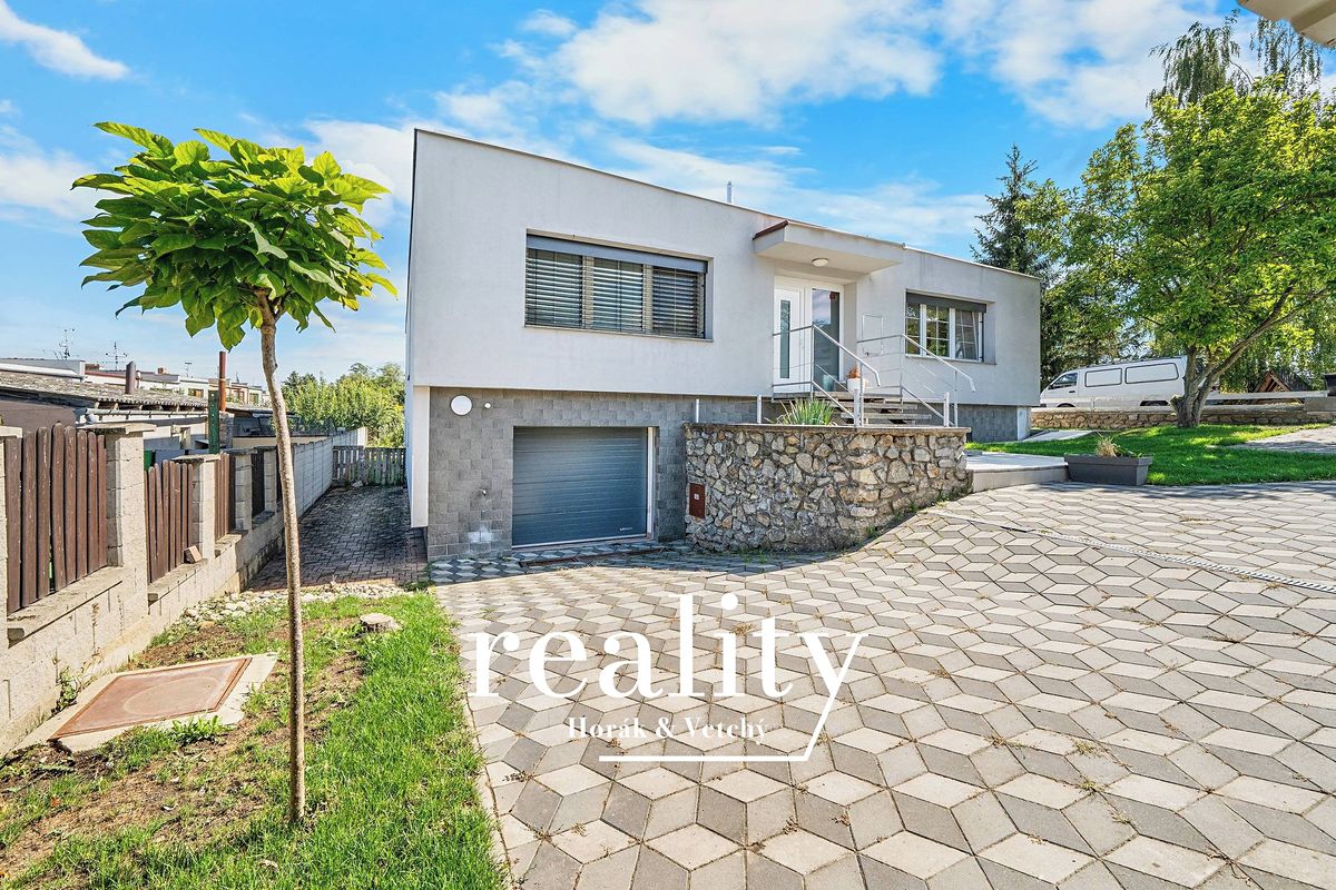 Prodej rodinného domu 234 m², pozemek 744 m² – fotografie 2