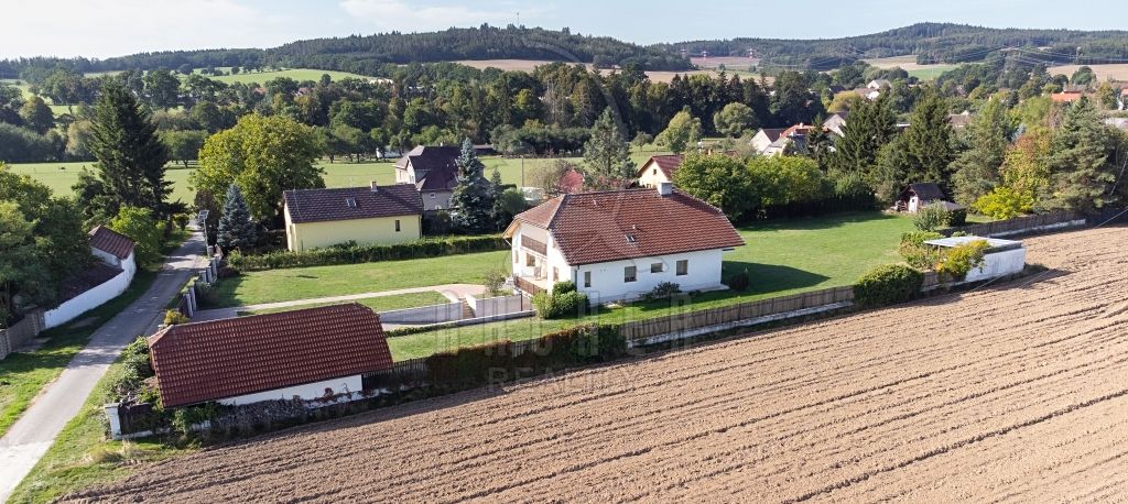 Prodej rodinného domu 330 m², pozemek 3732 m²