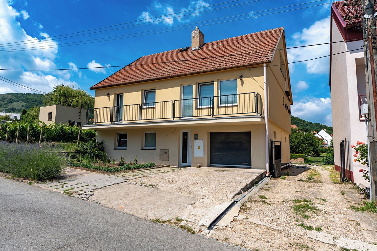 Prodej rodinného domu 265 m², pozemek 698 m² – fotografie 2