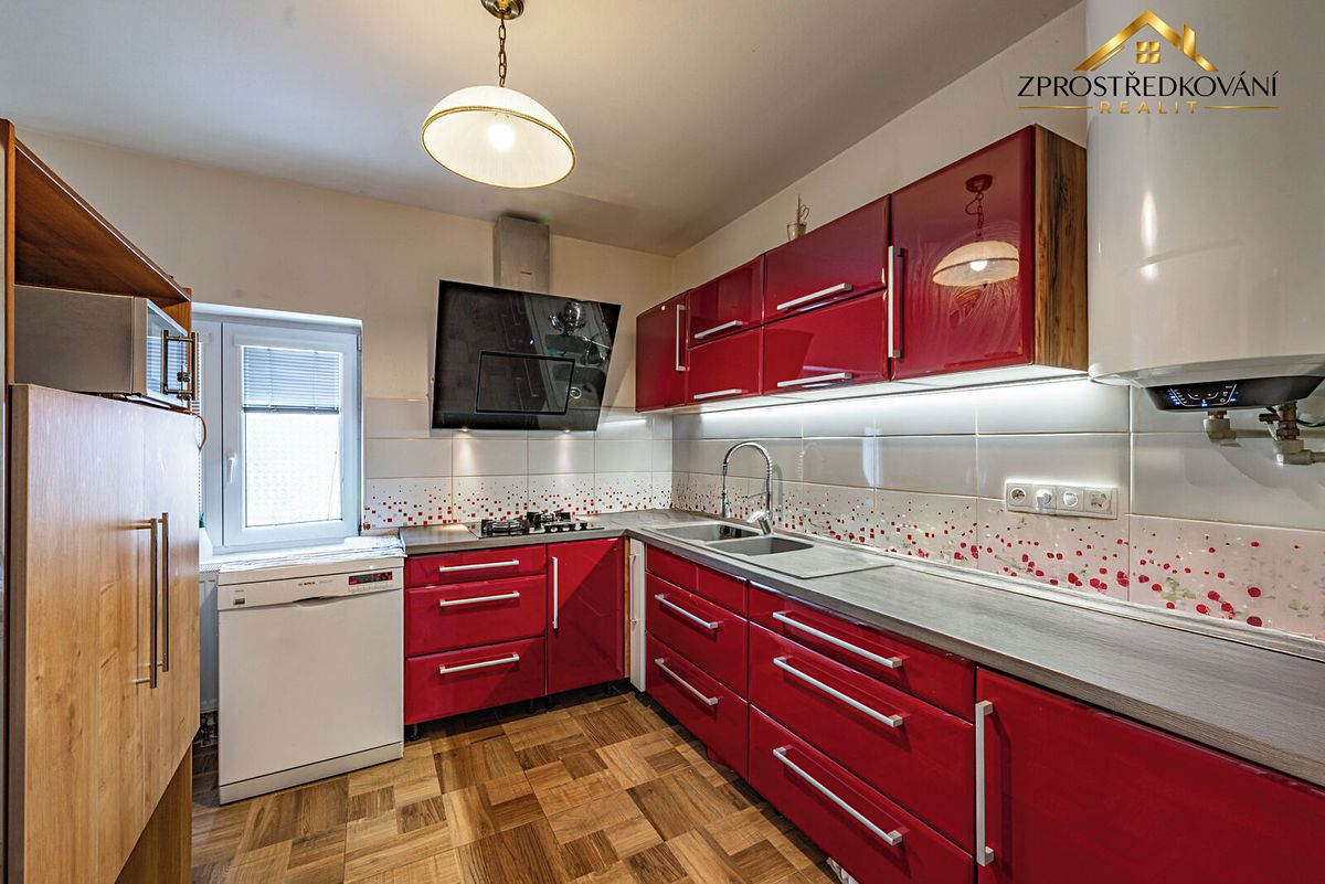 Prodej rodinného domu 229 m², pozemek 588 m² – fotografie 3