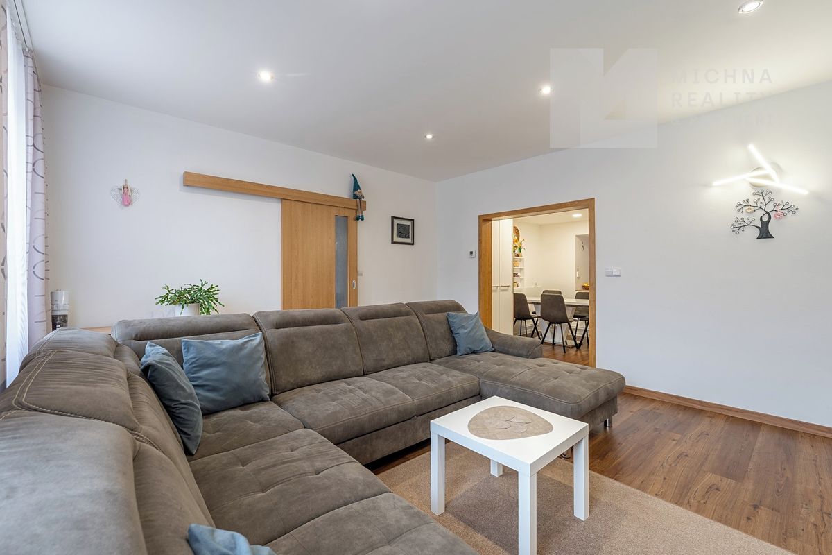 Prodej rodinného domu 190 m², pozemek 653 m² – fotografie 2