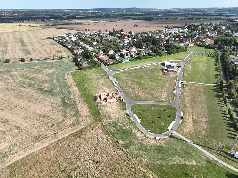 Prodej stavebního pozemku 947 m², Čestlice – náhled fotky 2