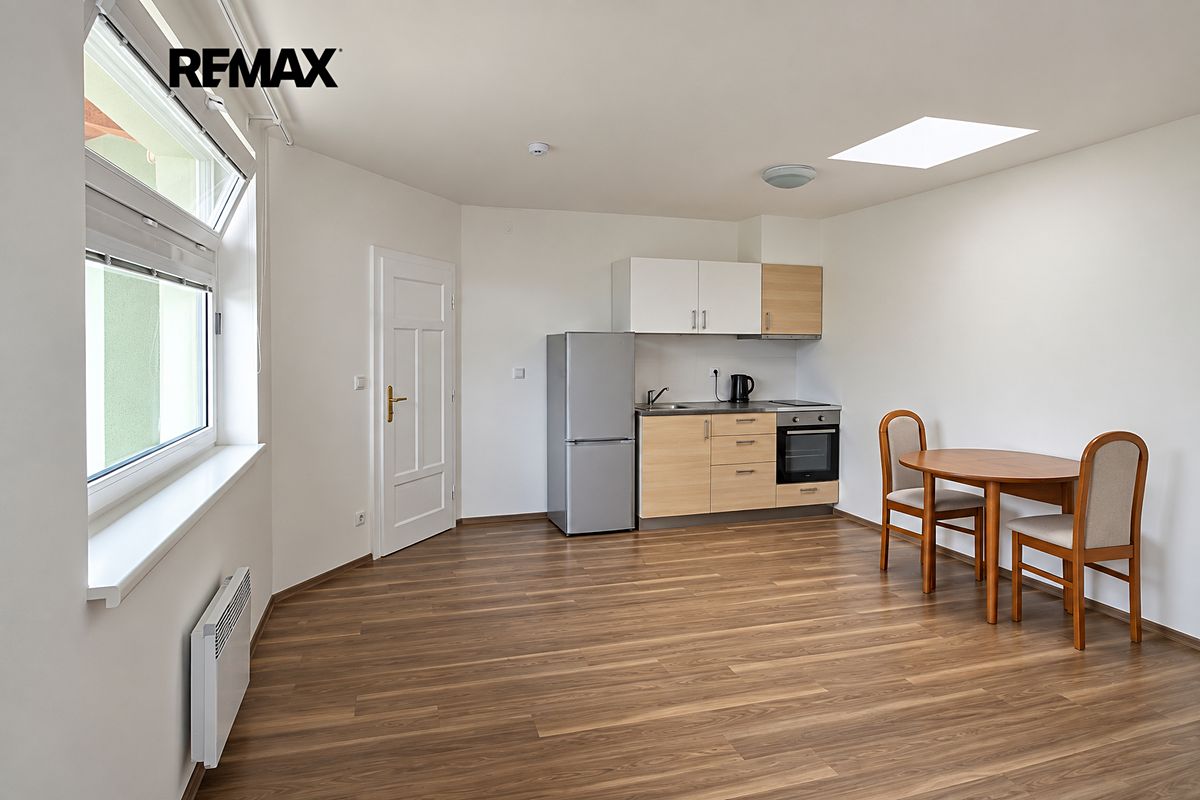 Pronájem bytu 1+kk 38 m² – fotografie 2