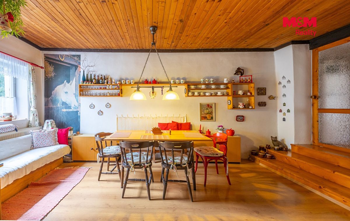 Prodej rodinného domu 210 m², pozemek 1000 m² – fotografie 3
