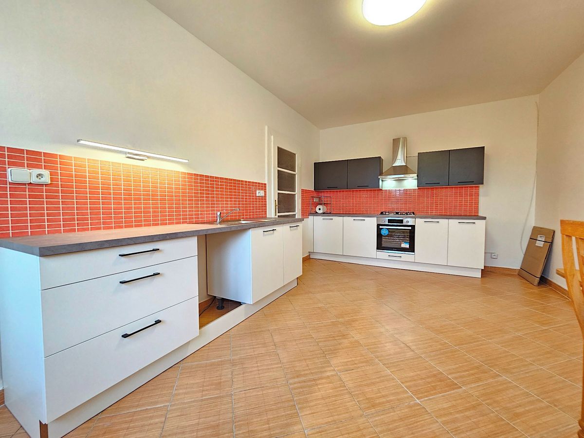 Pronájem bytu 2+1 74 m² – fotografie 3