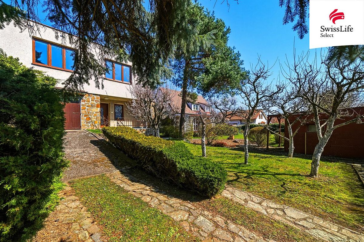 Prodej rodinného domu 243 m², pozemek 615 m² – fotografie 2