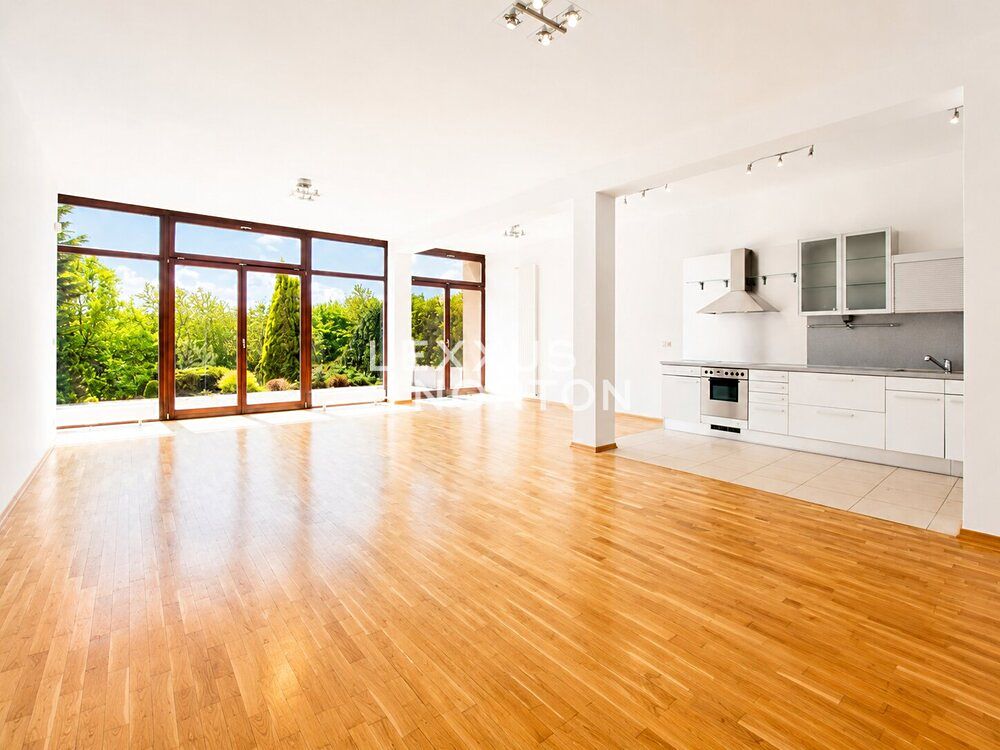 Pronájem rodinného domu 373 m², pozemek 857 m²
