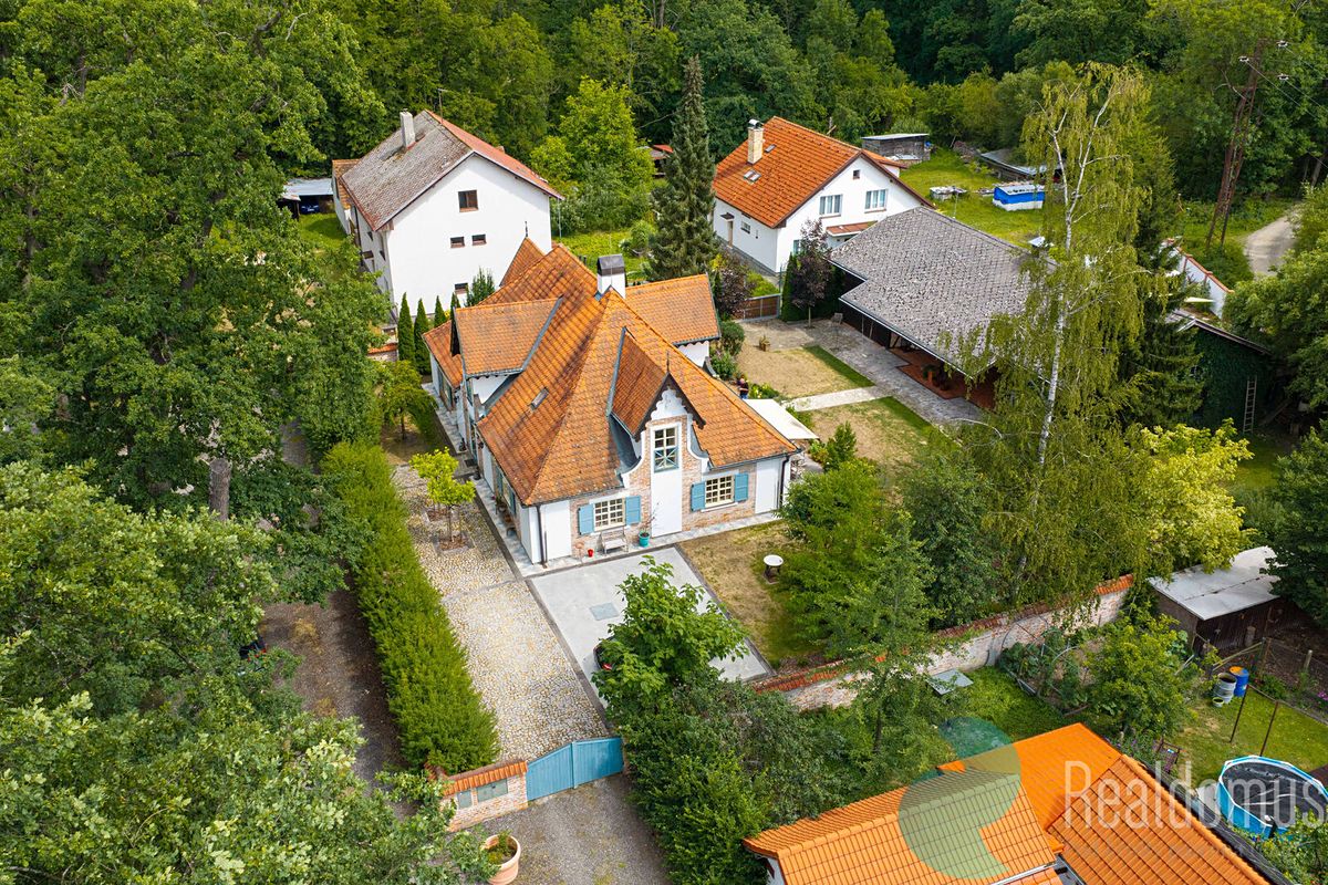 Prodej rodinného domu 360 m², pozemek 1463 m²