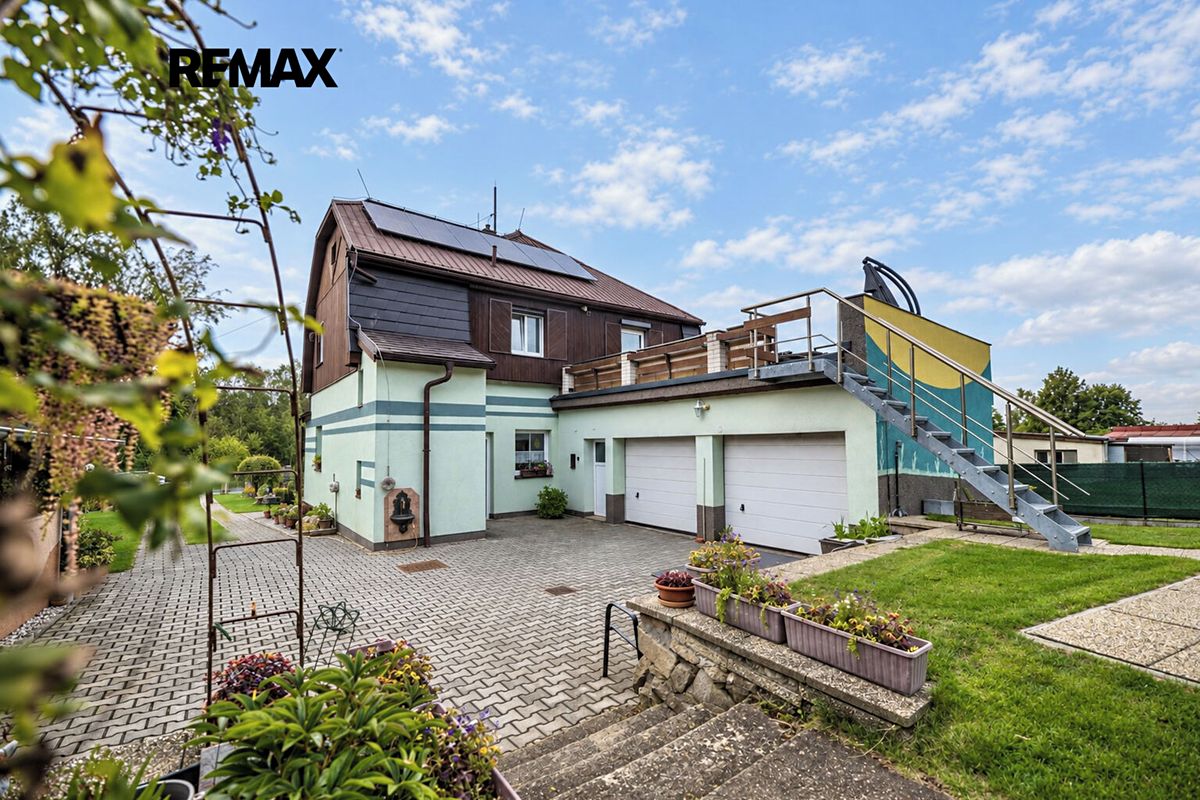 Prodej rodinného domu 290 m², pozemek 877 m²