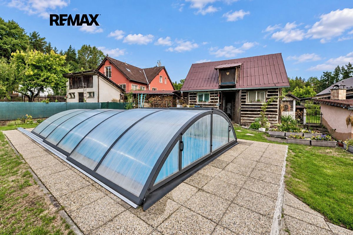 Prodej rodinného domu 290 m², pozemek 877 m² – fotografie 2