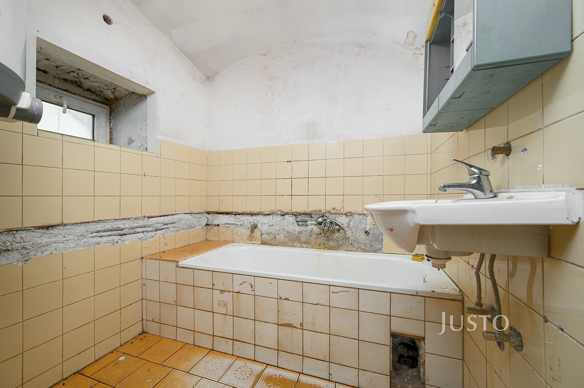 Prodej rodinného domu 230 m², pozemek 906 m² – fotografie 3