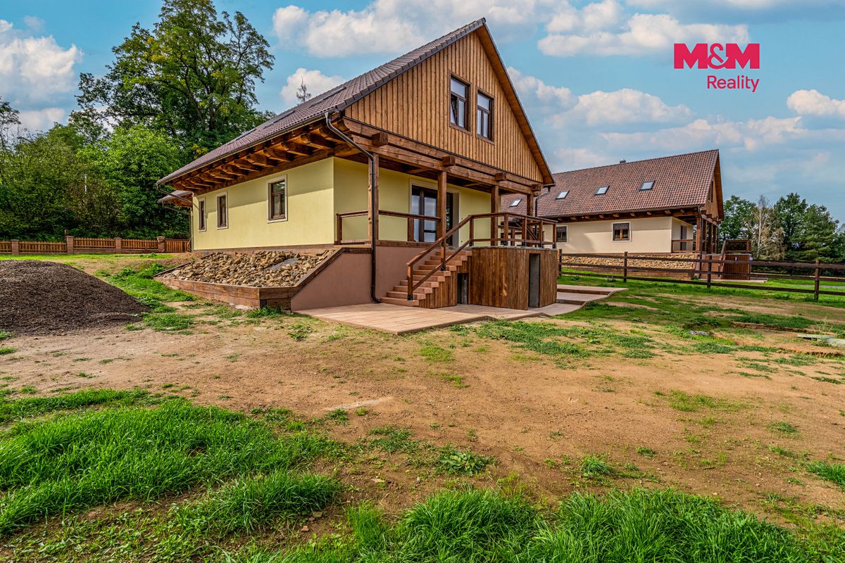 Prodej rodinného domu 221 m², pozemek 1365 m² – fotografie 2