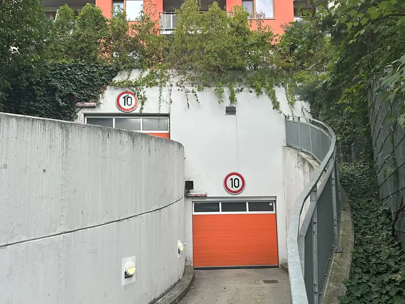 Pronájem garážového stání 17 m², Praha – náhled fotky 2