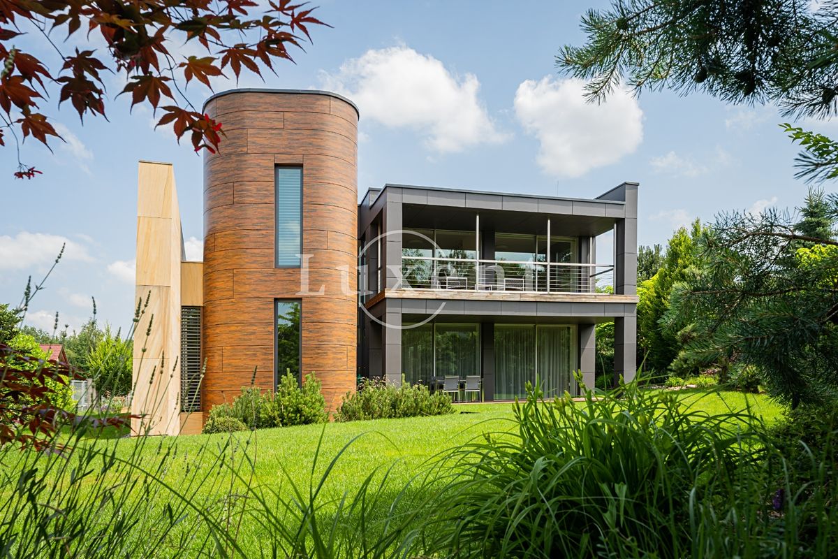 Prodej vily 660 m², pozemek 1136 m²