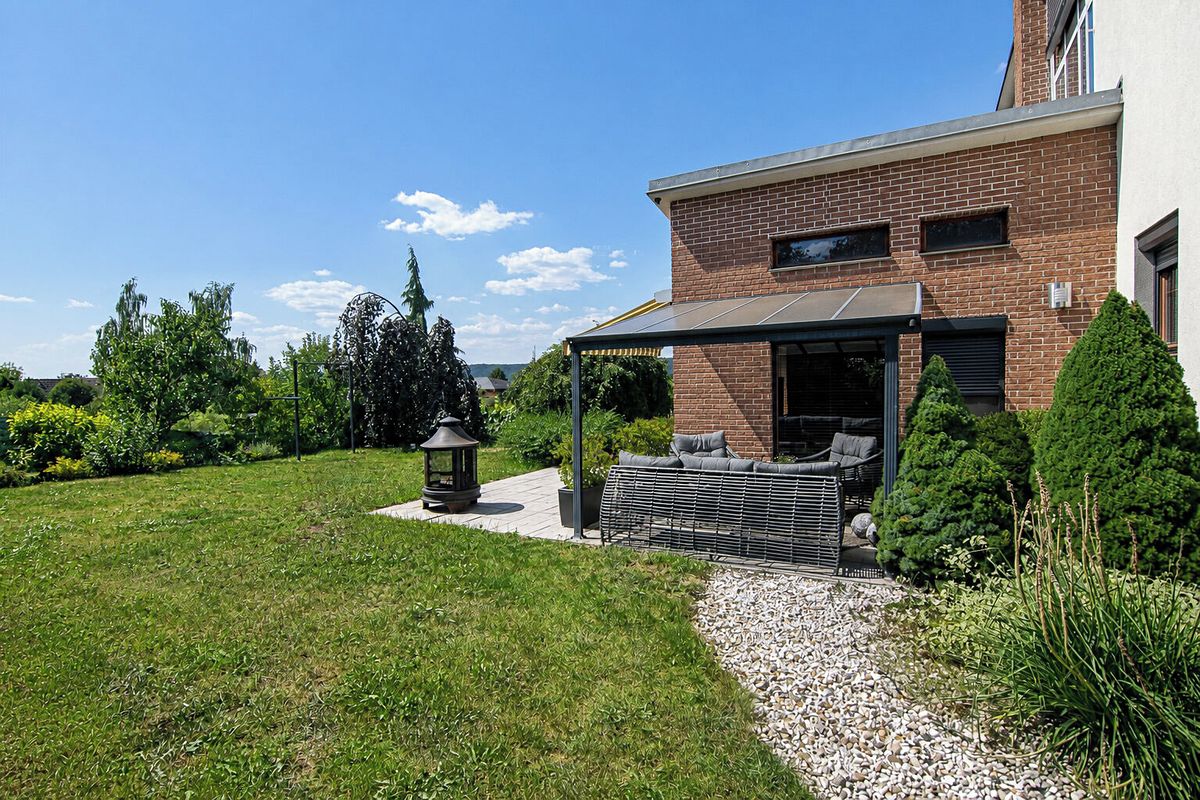 Prodej rodinného domu 258 m², pozemek 756 m² – fotografie 2