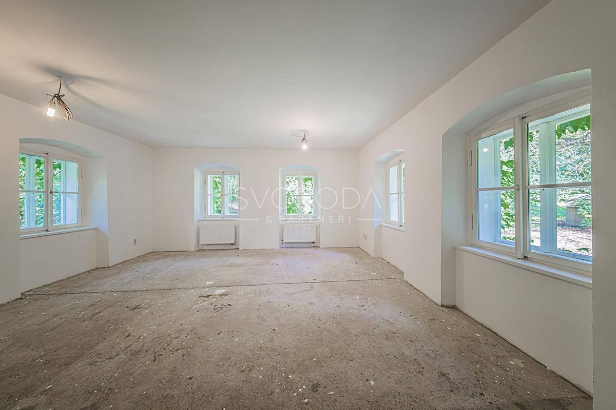 Prodej rodinného domu 300 m², pozemek 5559 m² – fotografie 3