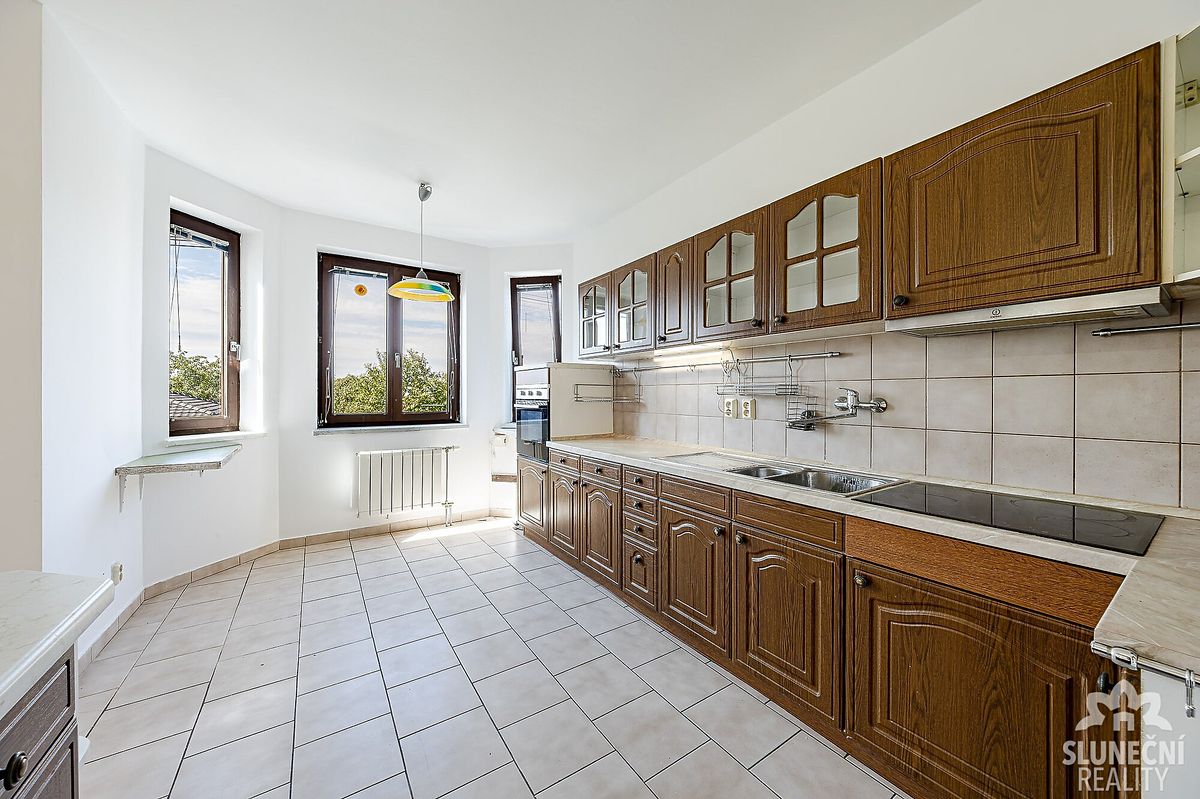 Prodej rodinného domu 184 m², pozemek 1027 m² – fotografie 2