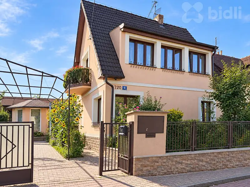 Prodej rodinného domu 213 m², pozemek 394 m², Praha – náhled fotky 1