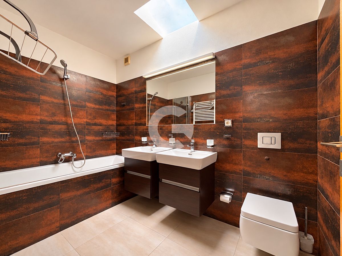 Pronájem rodinného domu 167 m², pozemek 55 m² – fotografie 3