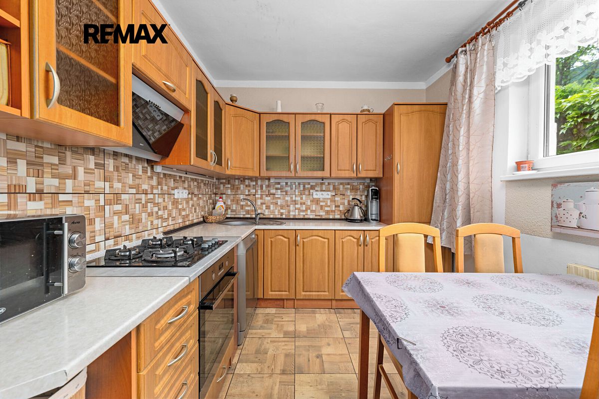 Prodej rodinného domu 306 m², pozemek 717 m² – fotografie 3
