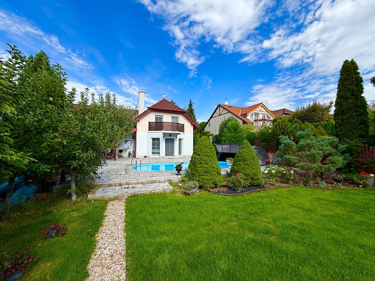 Prodej rodinného domu 182 m², pozemek 672 m² – fotografie 2