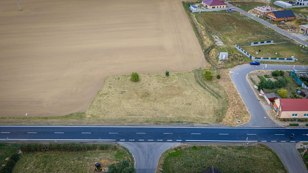 Prodej komerčního pozemku 2105 m² – fotografie 2