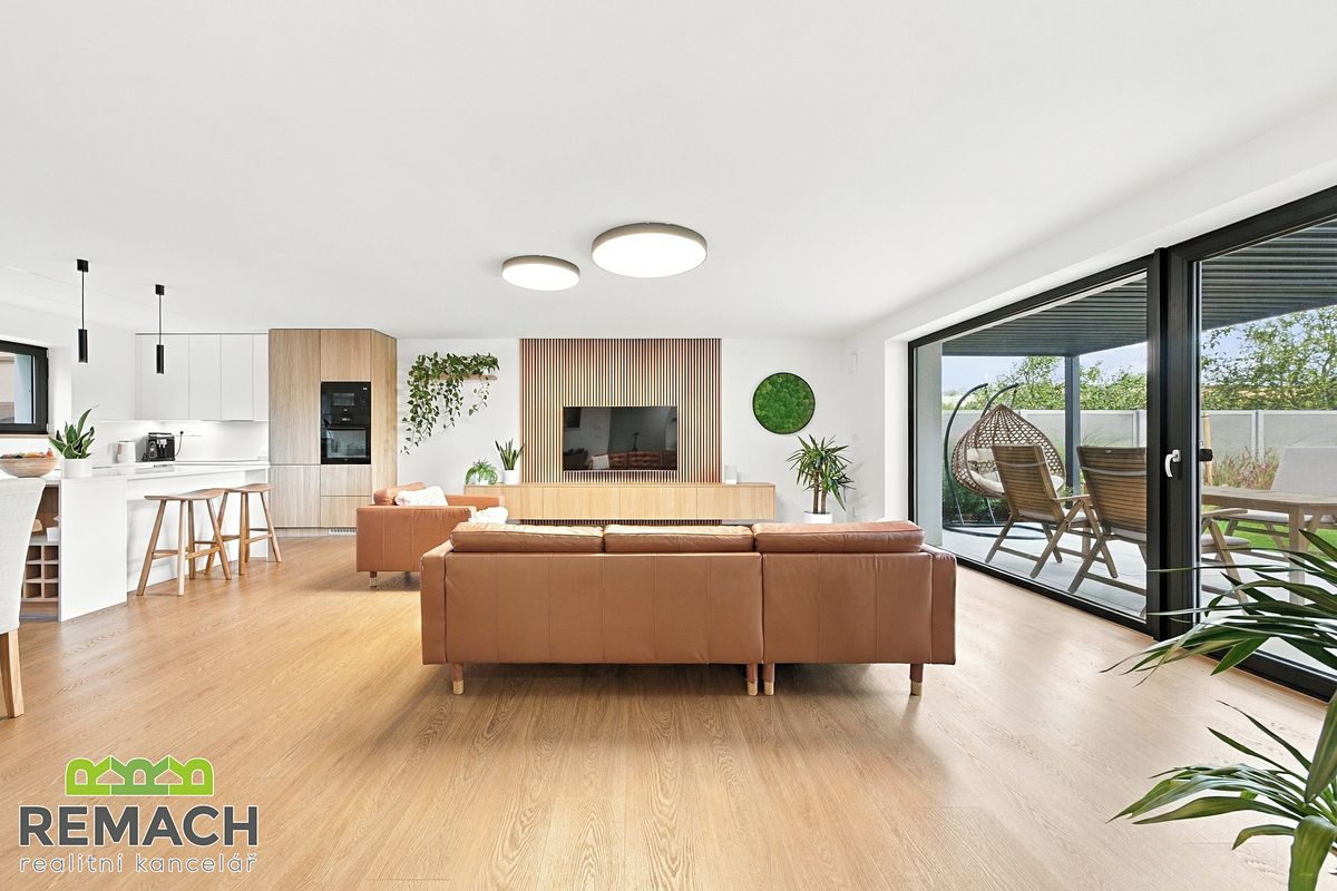 Prodej rodinného domu 196 m², pozemek 1395 m² – fotografie 2