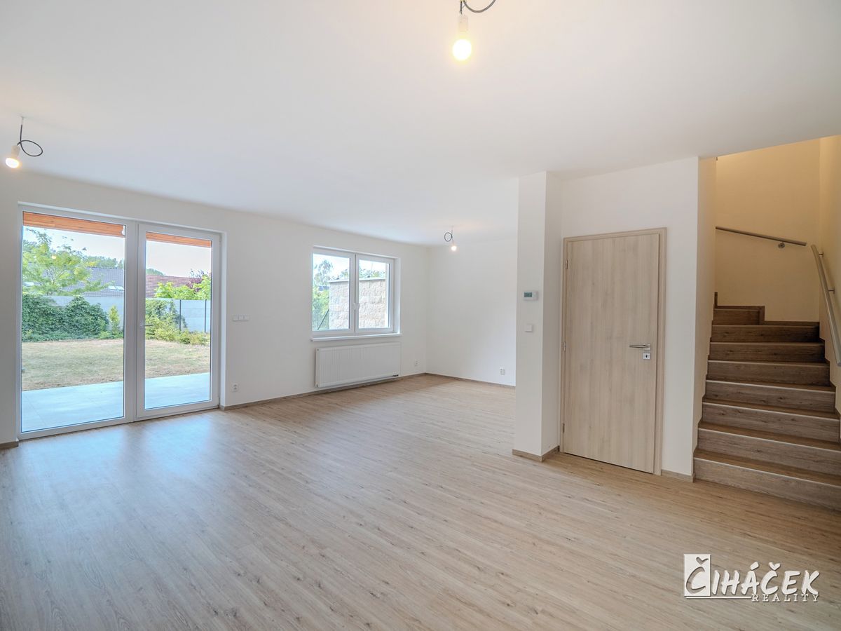 Prodej rodinného domu 107 m², pozemek 427 m² – fotografie 2