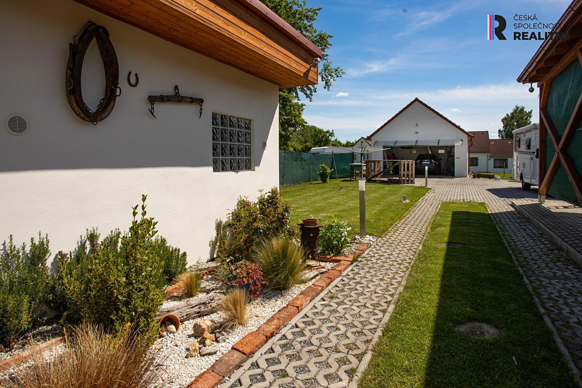 Prodej rodinného domu 212 m², pozemek 869 m² – fotografie 3
