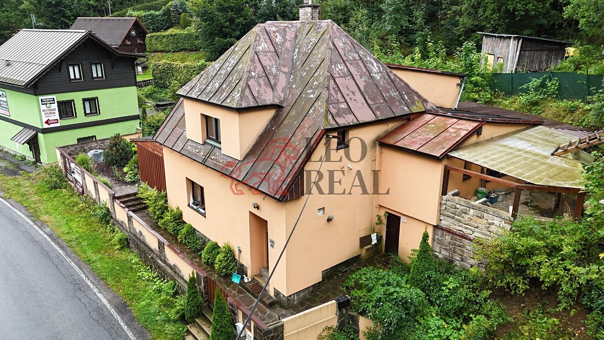 Prodej rodinného domu 350 m², pozemek 633 m² – fotografie 2