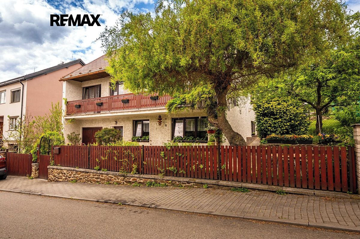 Prodej rodinného domu 306 m², pozemek 717 m² – fotografie 2