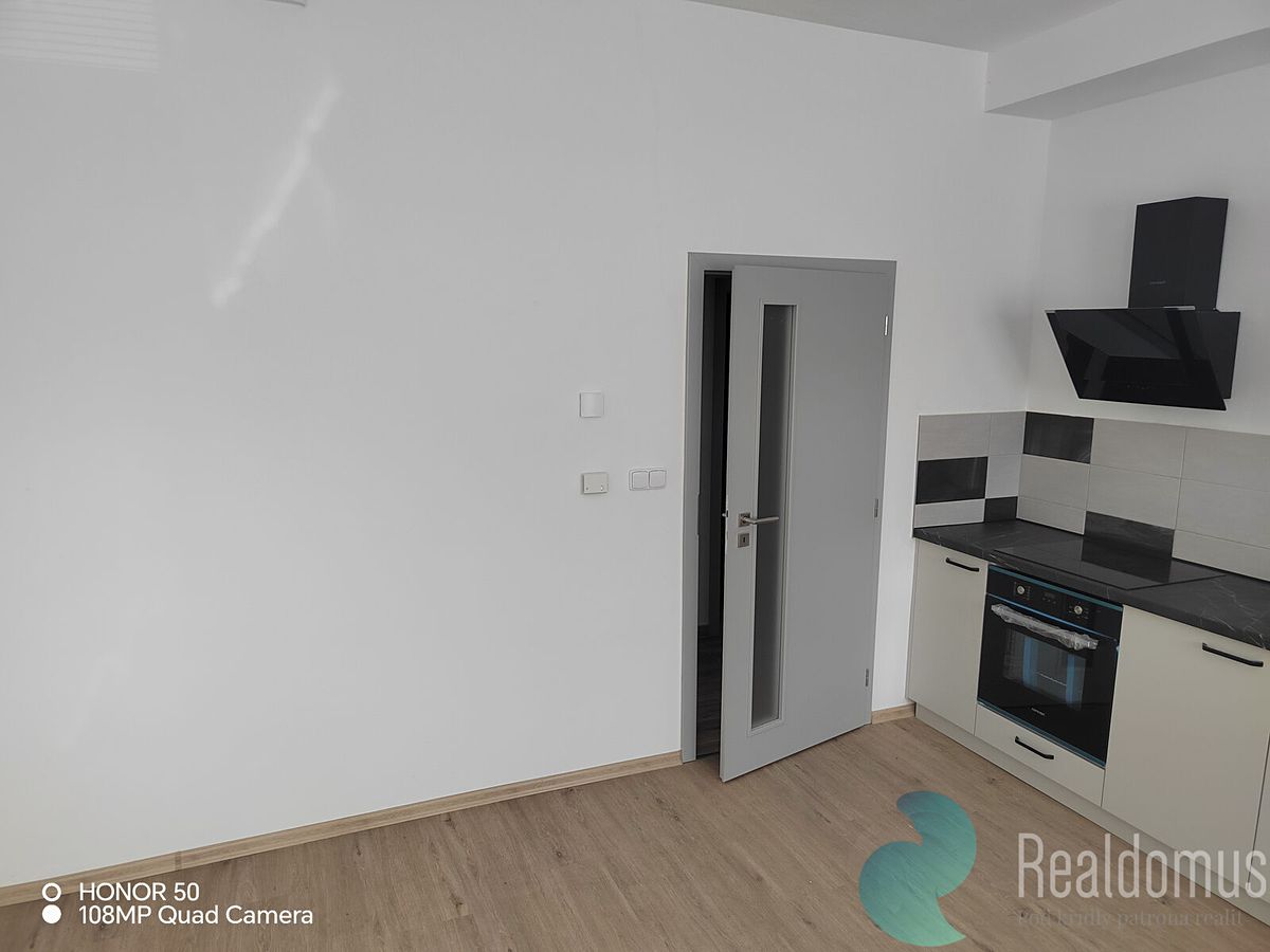 Pronájem bytu 4+kk 86 m² – fotografie 2