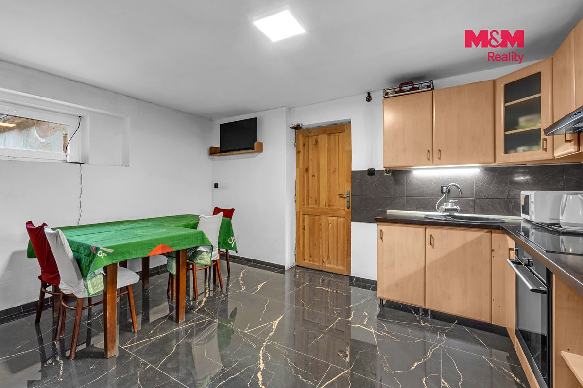 Prodej rodinného domu 220 m², pozemek 549 m² – fotografie 2